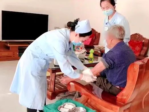 【保山安利醫(yī)院】82歲爺爺與老伴居家，在院手術(shù)后換藥不便，居家護(hù)理上門服務(wù)解難題