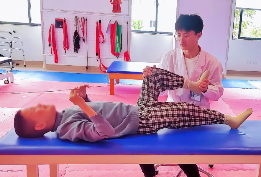 西藏12歲腦癱女孩千里求醫(yī)，綜合康復(fù)治療顯成效
